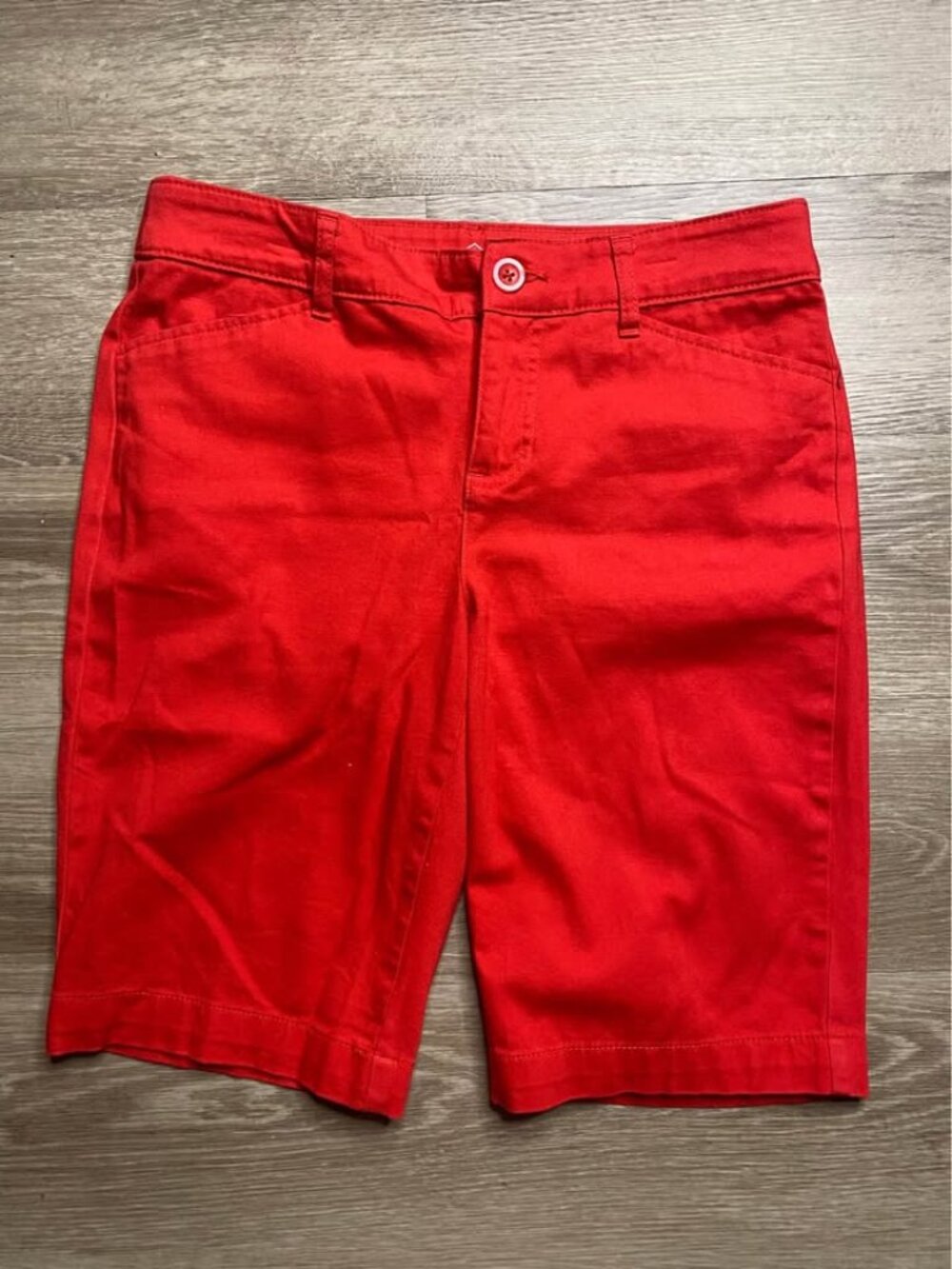 St. John’s Bay Red Mid-Rise Bermuda Shorts Women’s Size 4 Casual Summer Shorts